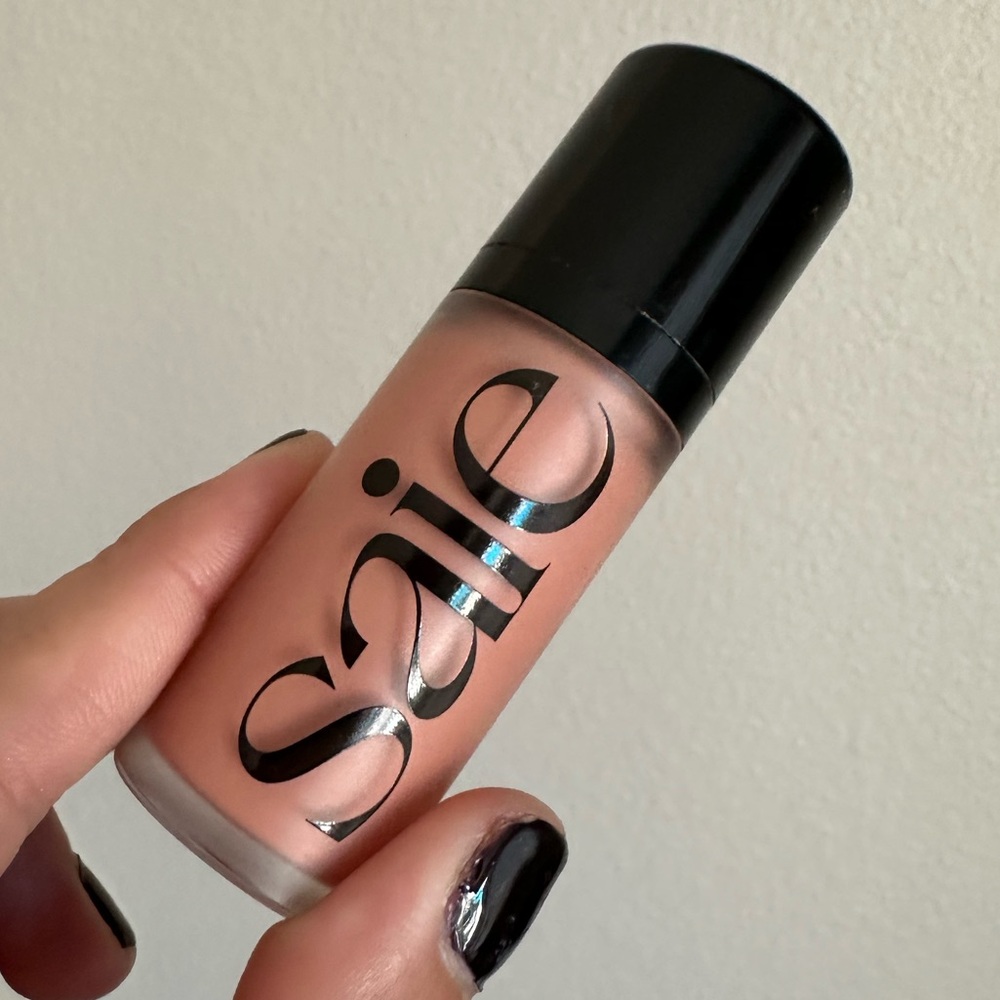 Saie blush in the shade Peachy